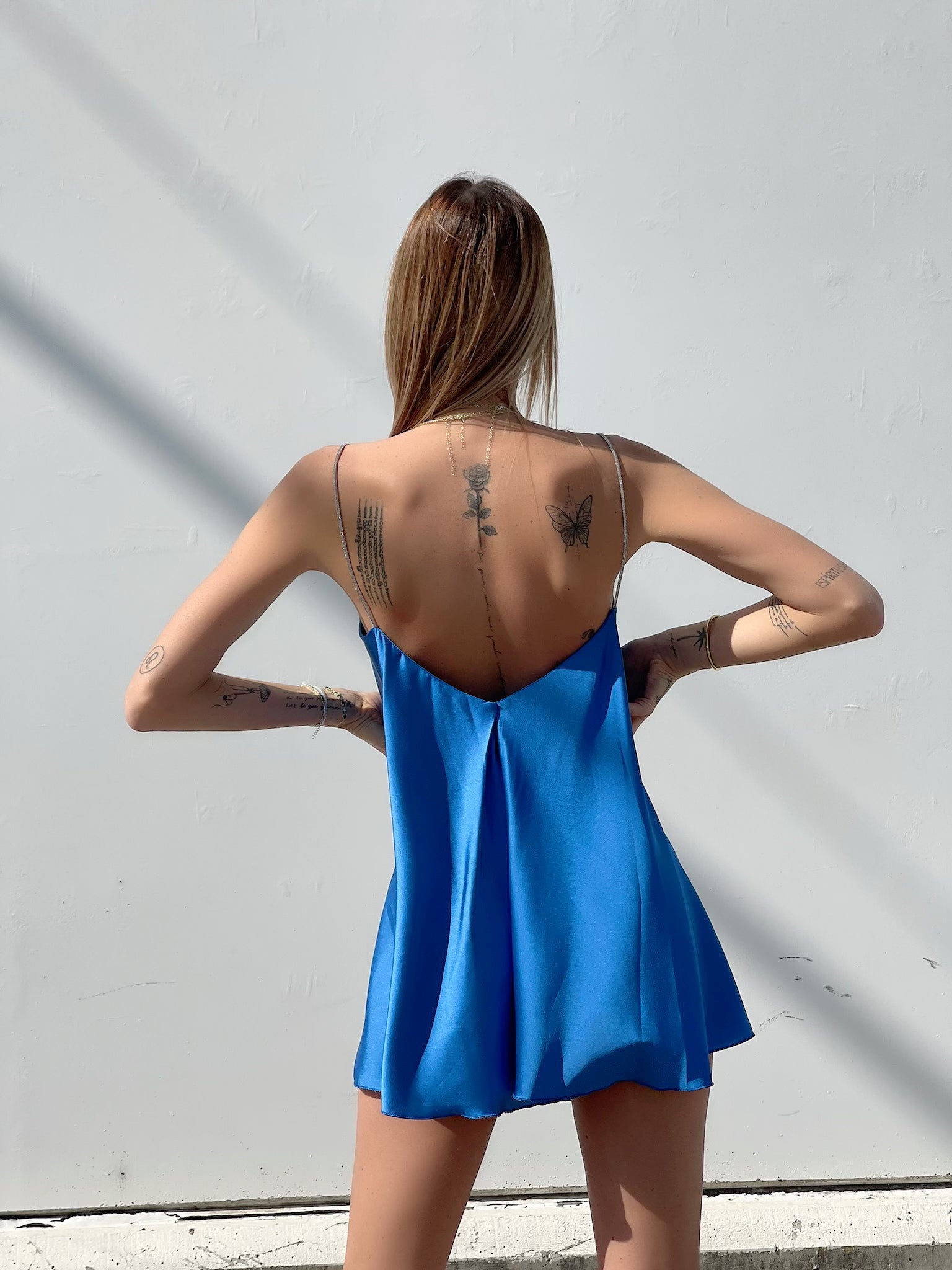 Abito in raso blu elettrico con punto luce