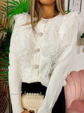 Maglione con bottoni gioiello e pizzo bianco