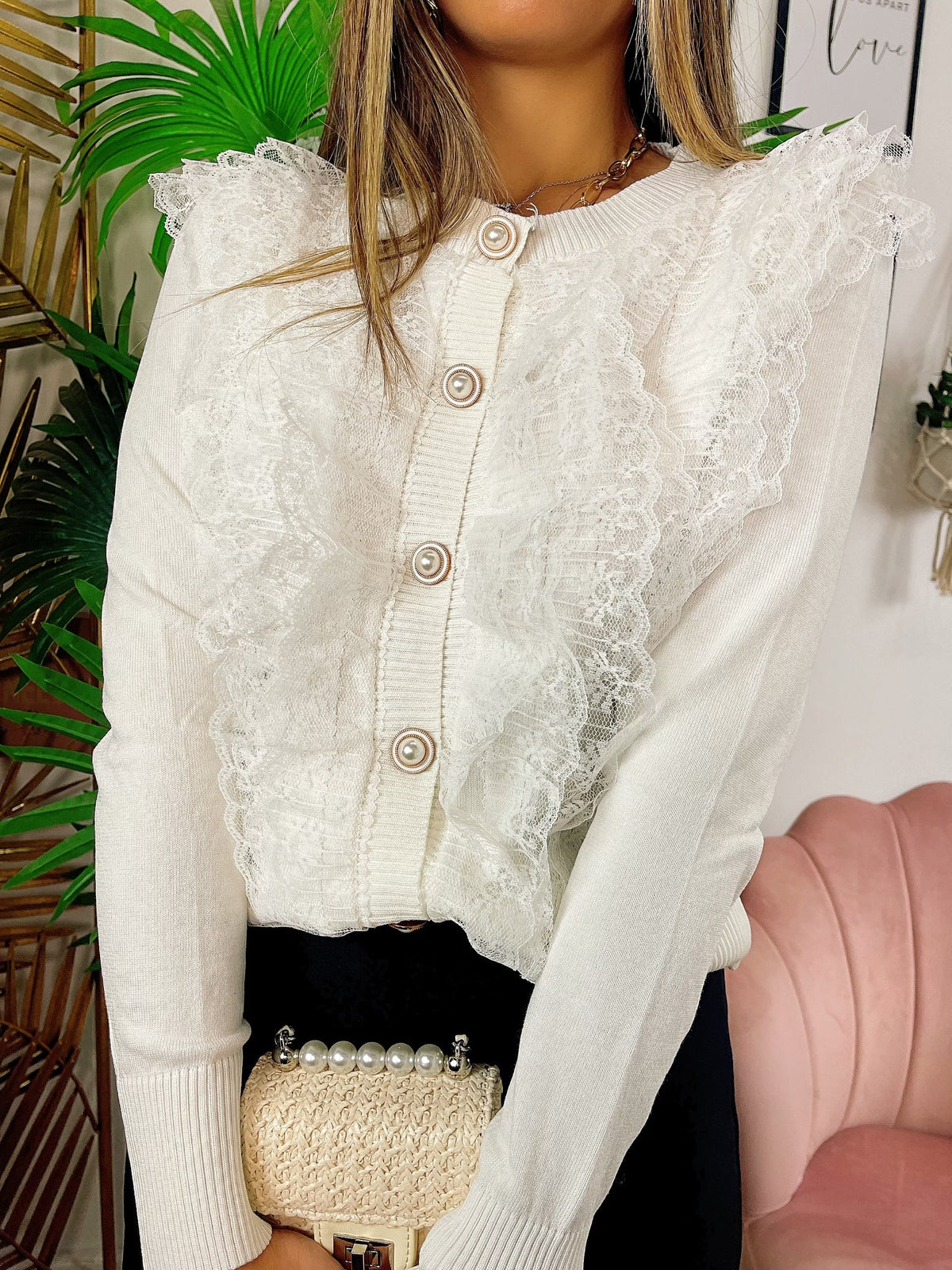 Maglione con bottoni gioiello e pizzo bianco