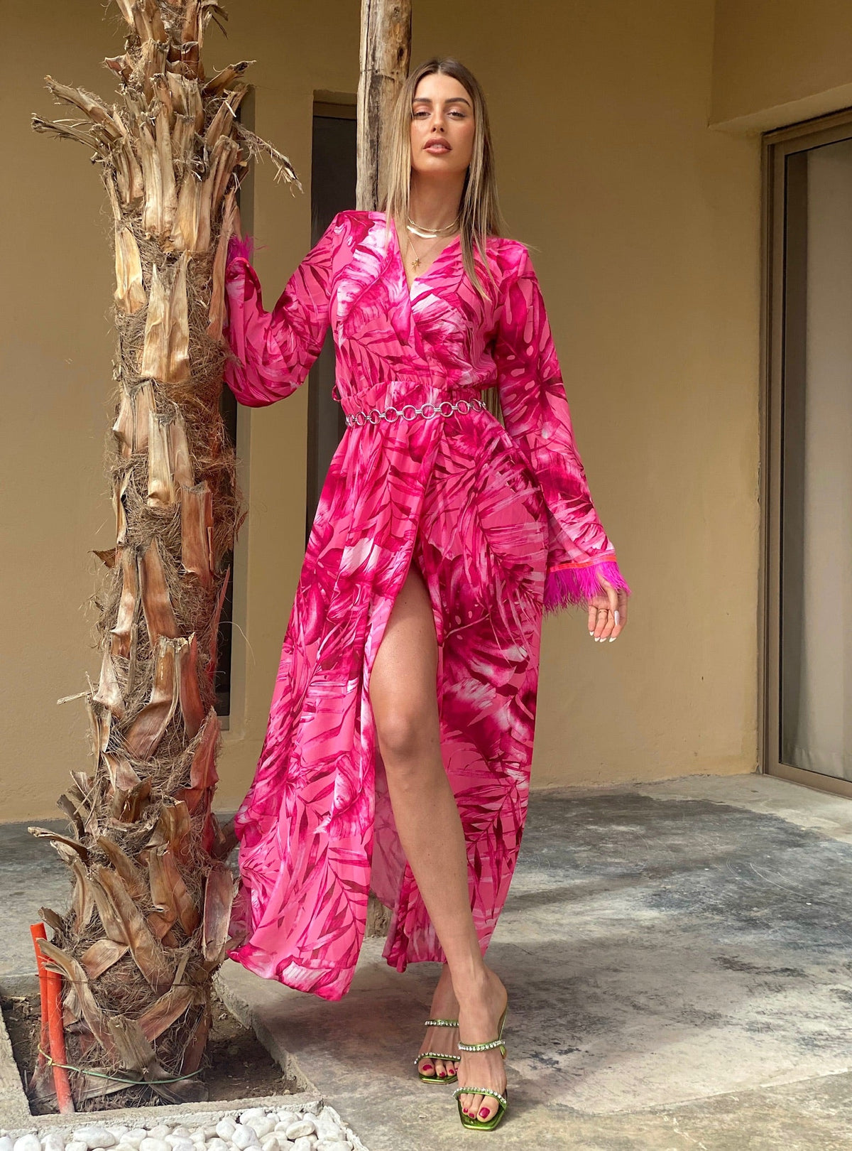Abito con maxi spacco Fuxia con piume
