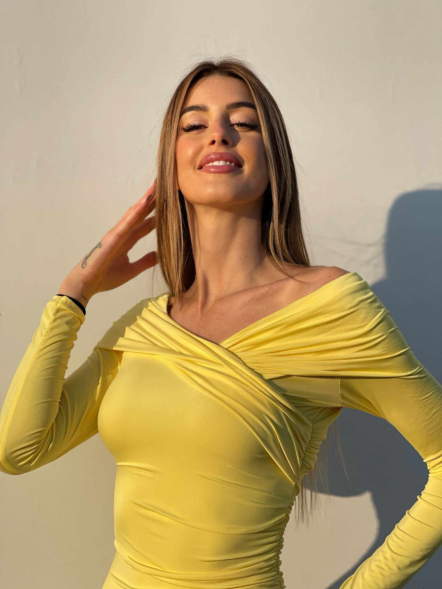 Abito giallo con scollo a barchetta