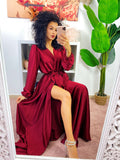 Abito in raso con maxi spacco manica lunga Bordeaux