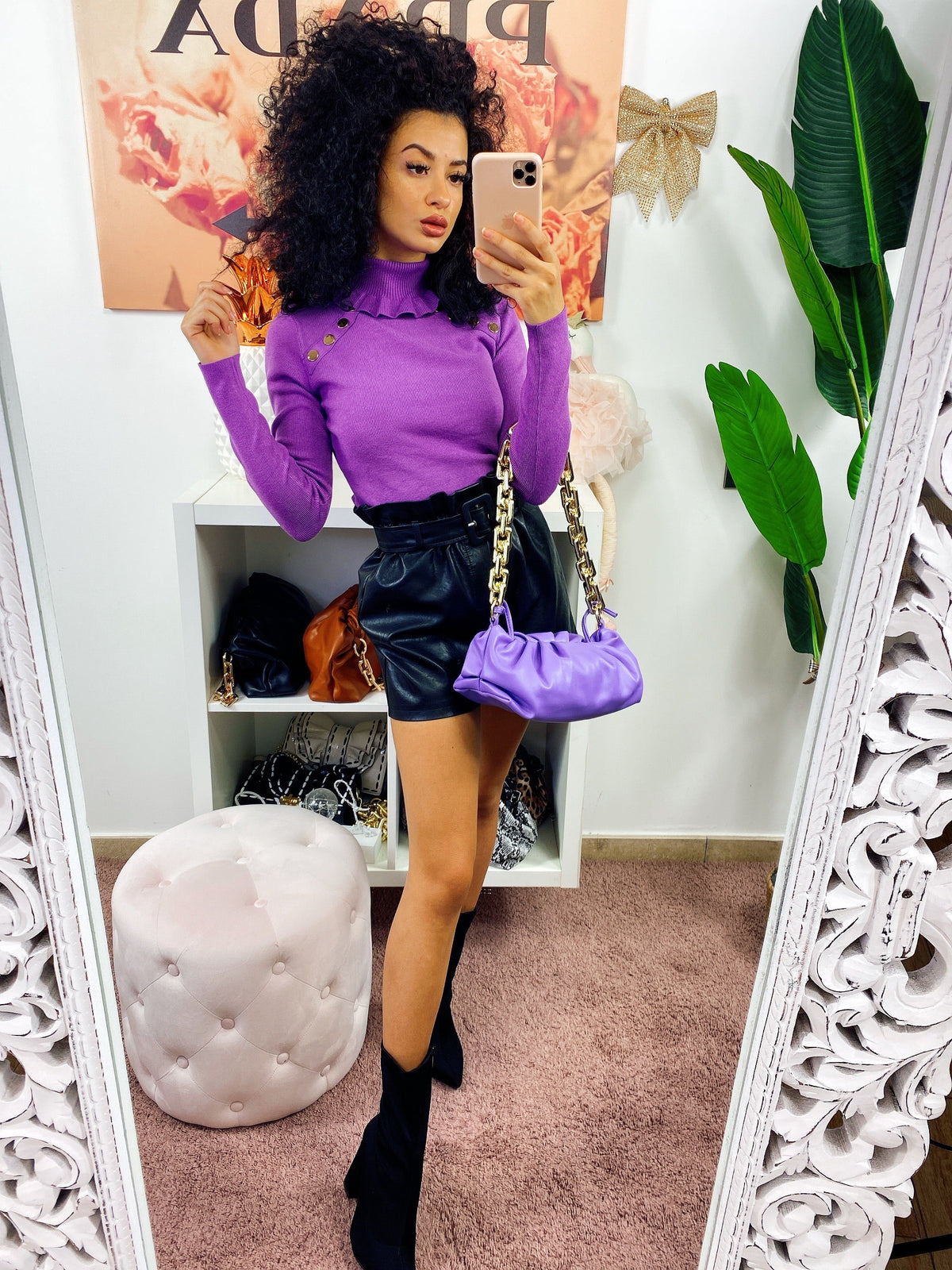 Maglia viola con bottoncini oro