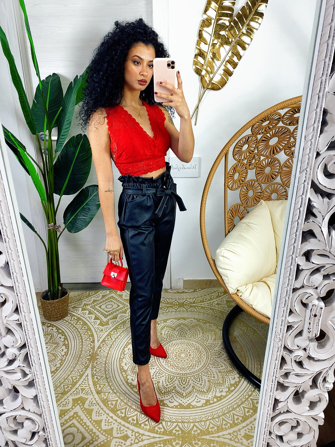 Pantalone in ecopelle con fiocco nero