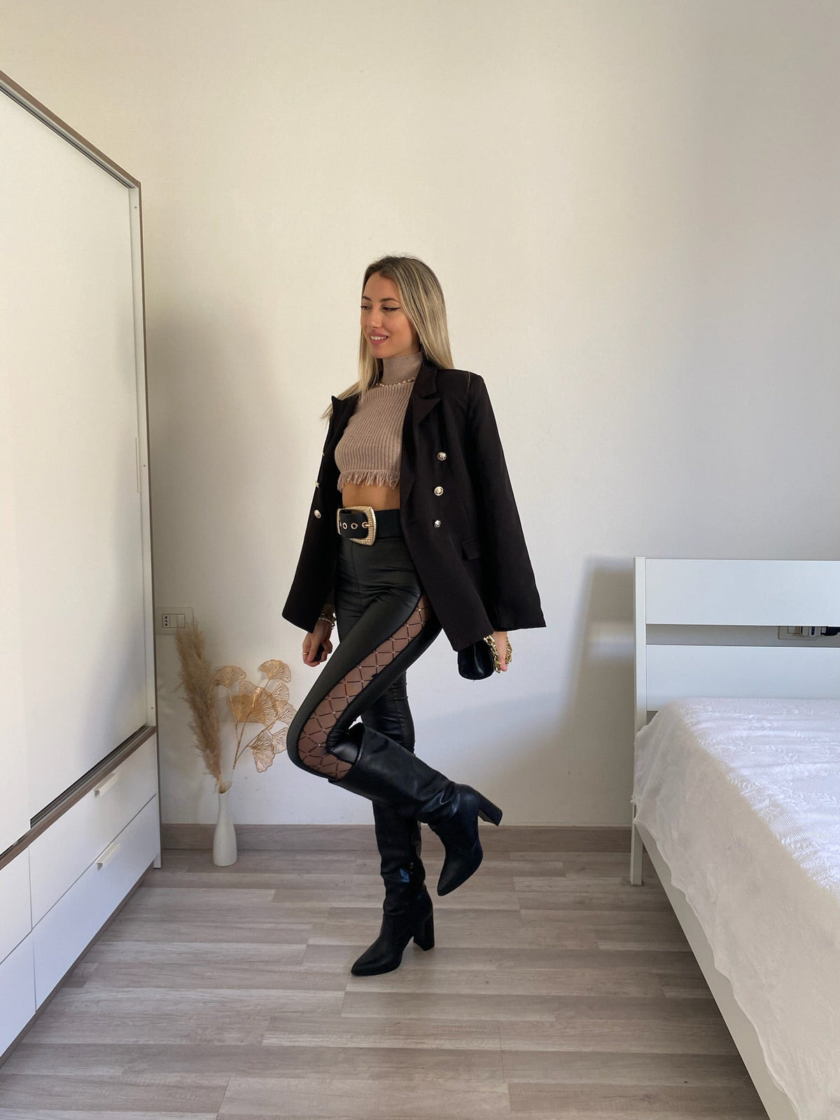 Pantalone in ecopelle con trasparenze