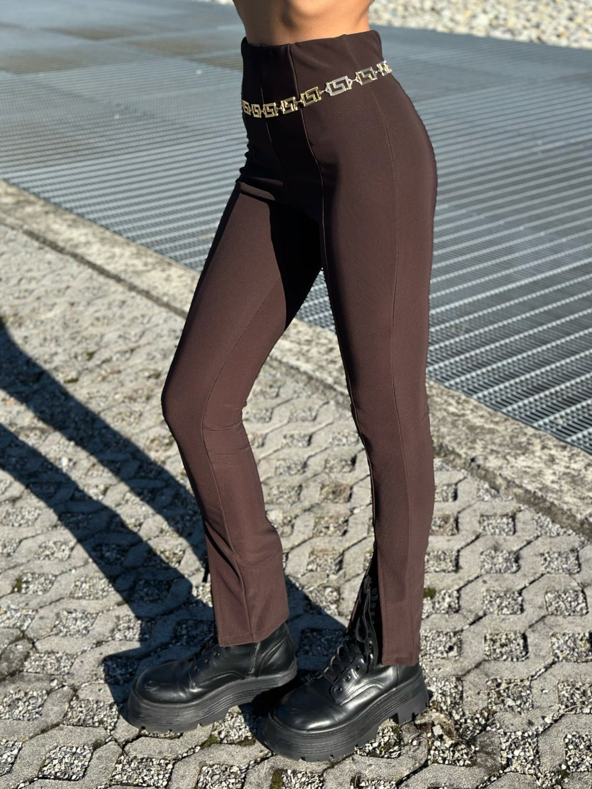 Pantalone con spacchetto marrone