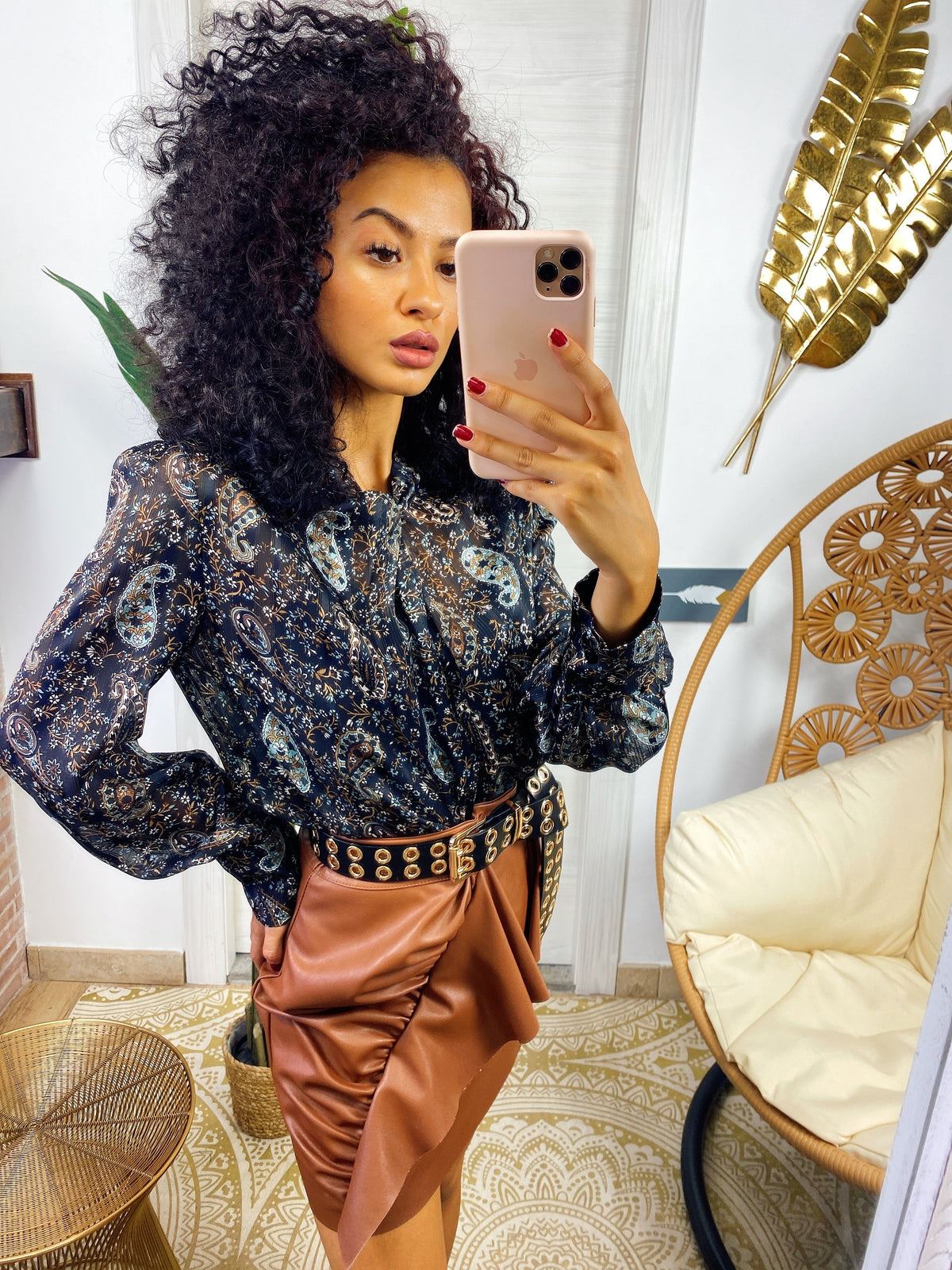 Blusa con ricami nera
