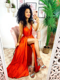 Abito in raso con maxi spacco arancio