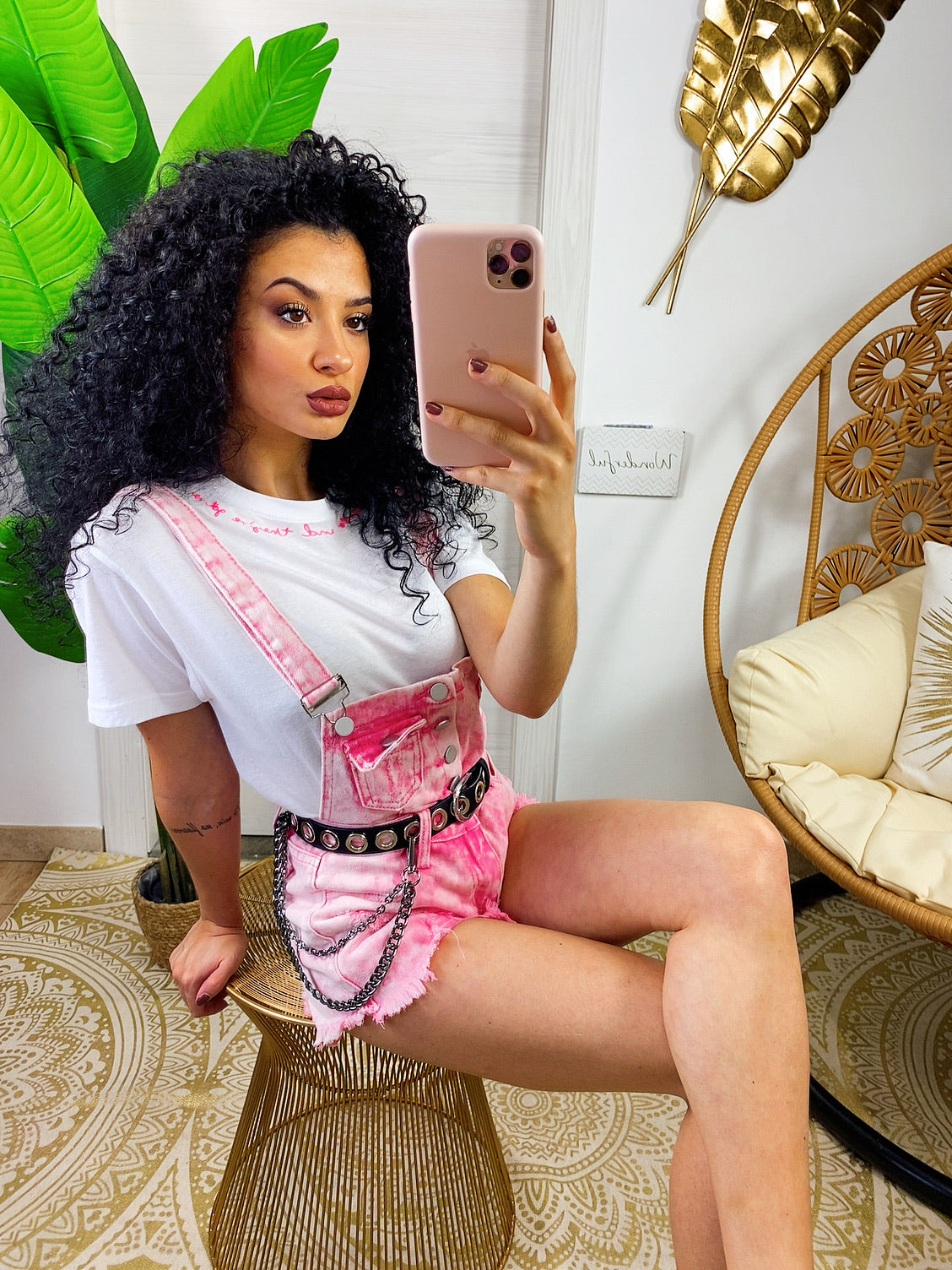 Salopette in jeans rosa sfrangiata