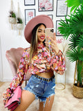 Top crop con rose rosa
