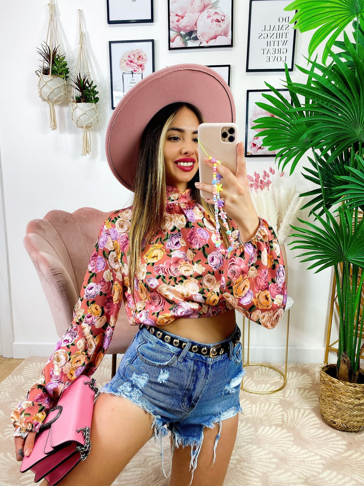 Top crop con rose rosa