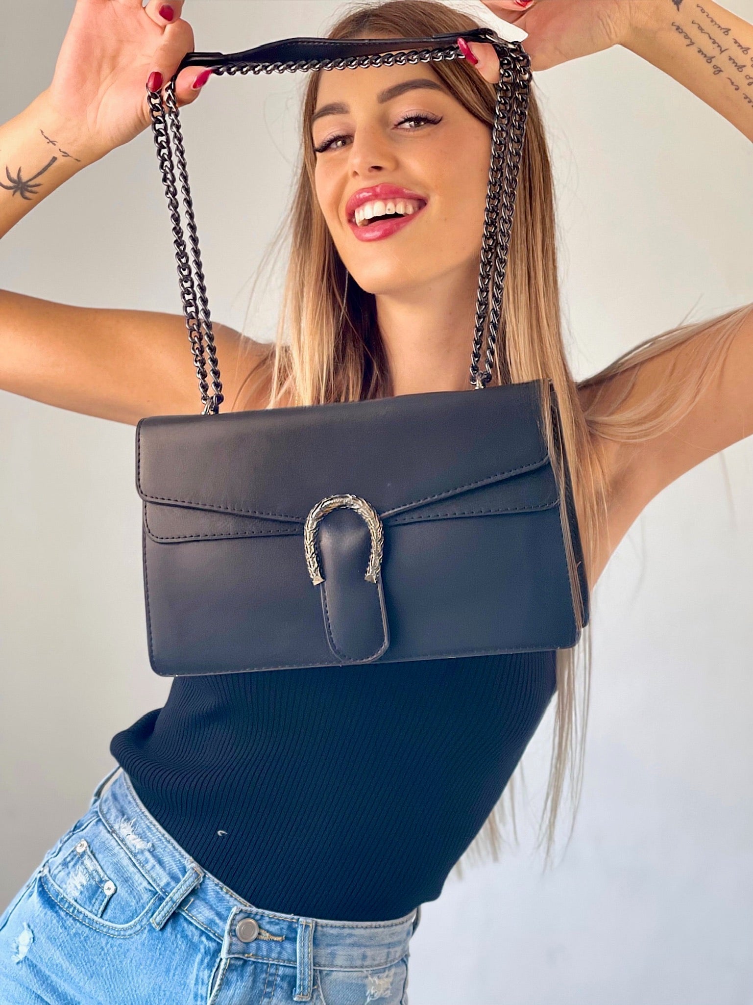 Tracolla nera con ferro di cavallo