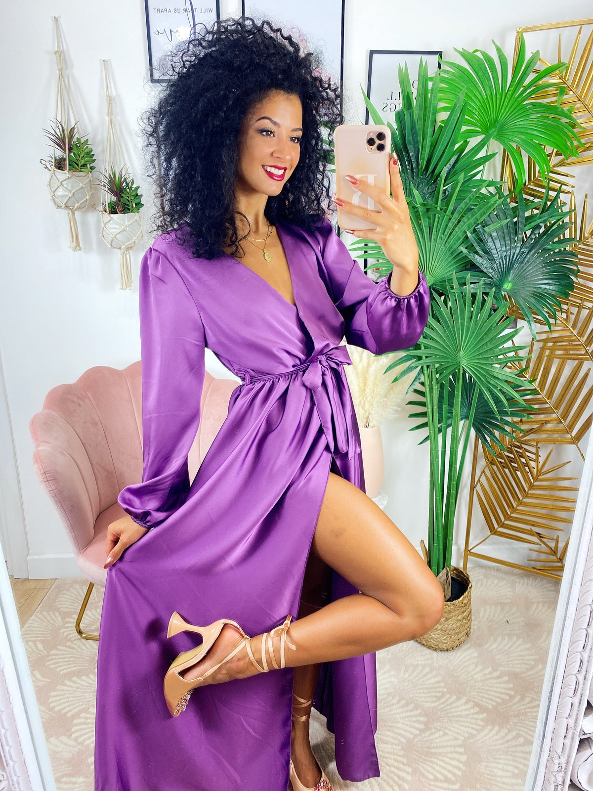 Abito in raso con maxi spacco e cintura purple