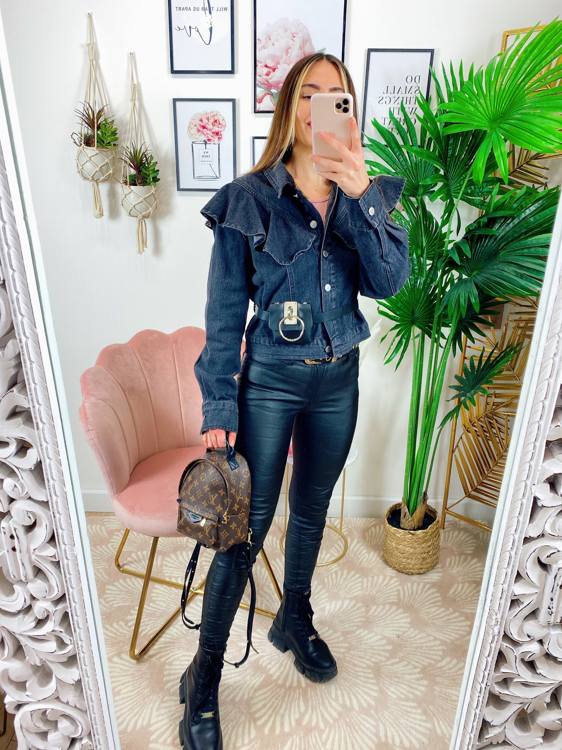 Giacca di jeans nero con rouches e marsupio