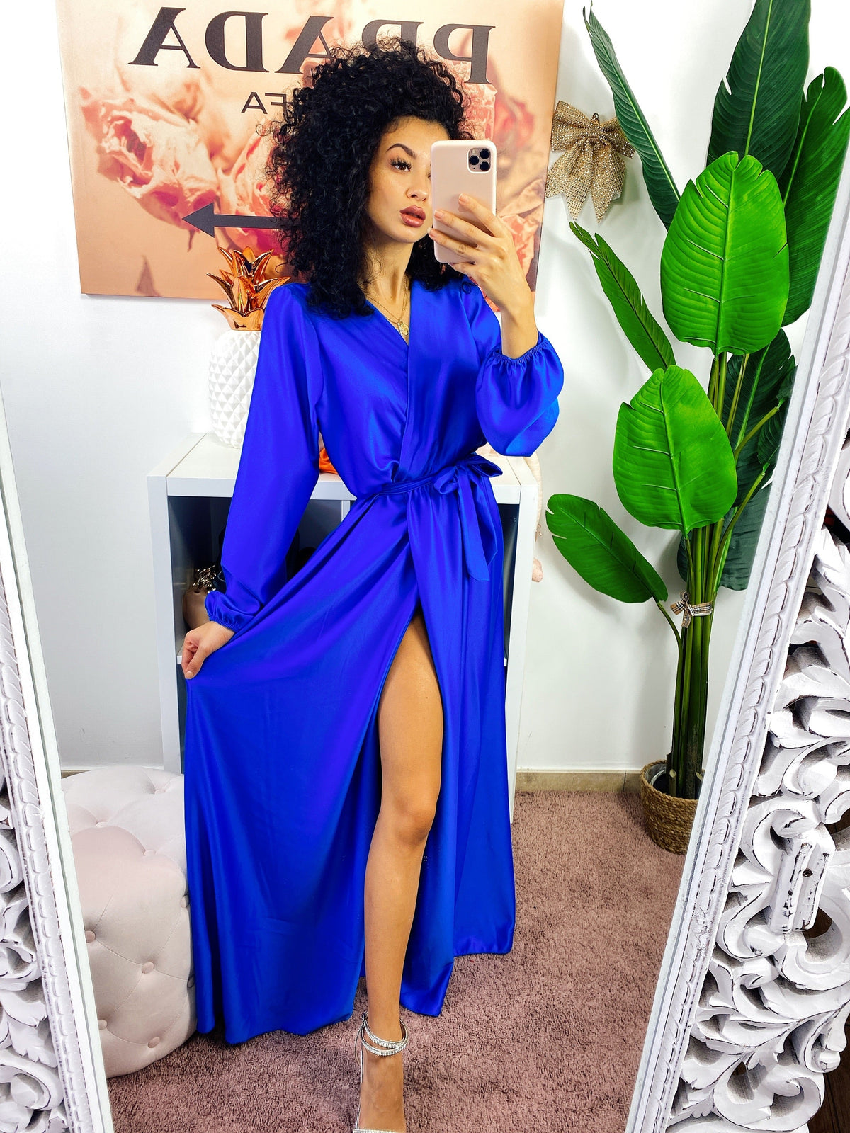 Abito in raso con maxi spacco manica lunga blu