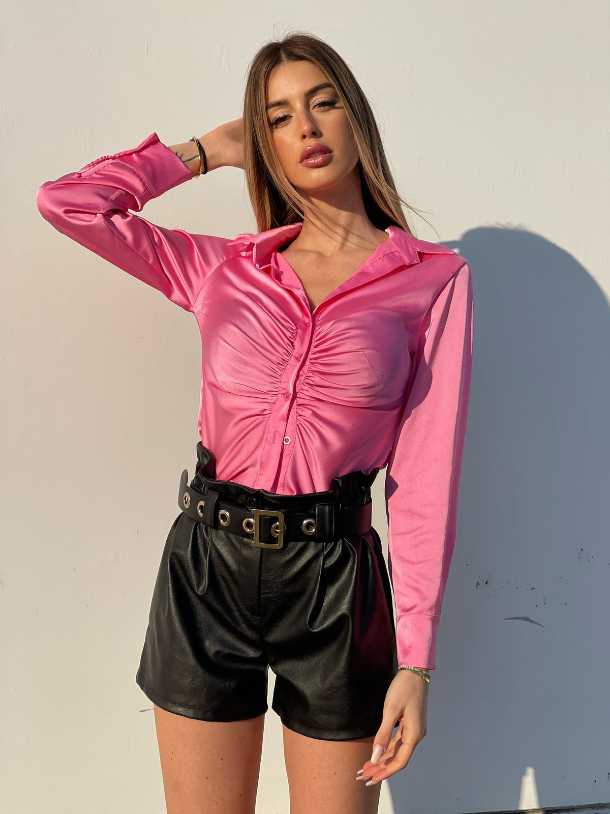 Short in ecopelle nero con cintura