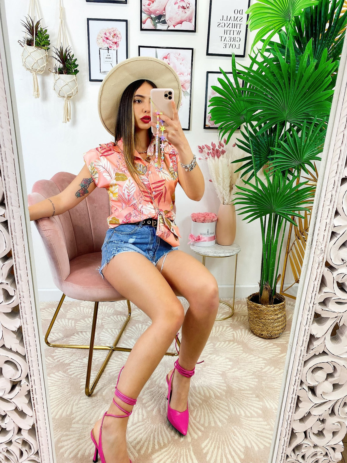 Camicia smanicata floreale con borsetta base Rosa