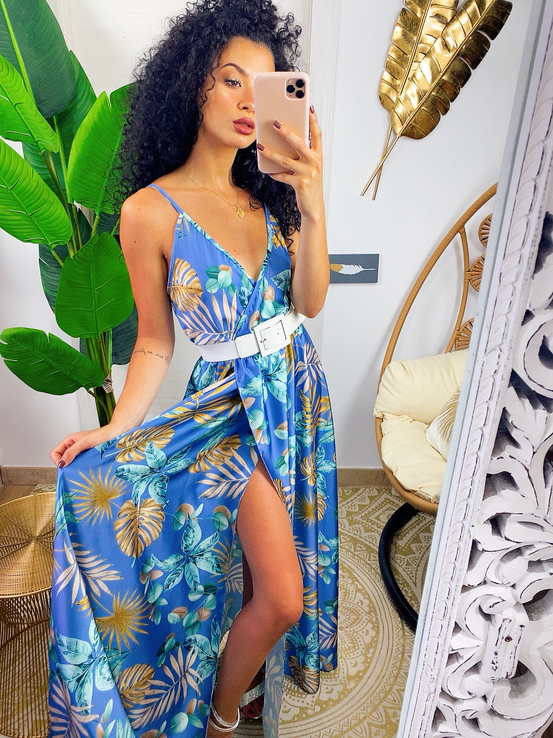 Abito in raso floreale con maxi spacco celeste