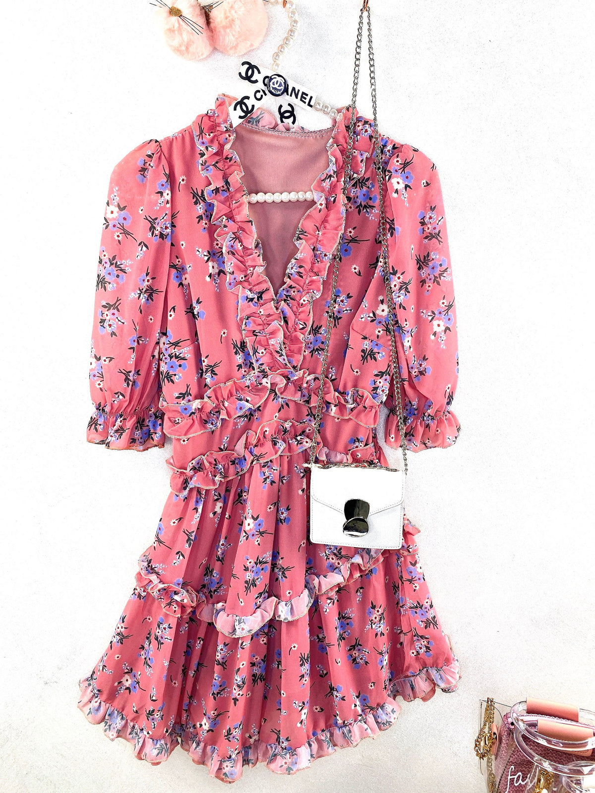 Abito a fiori con balza rosa