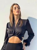 Top nero con piume