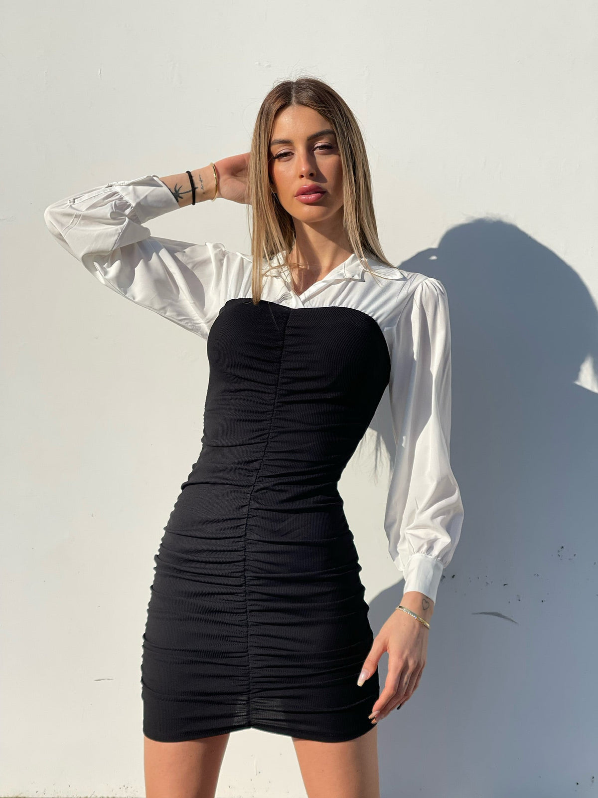 Abito arricciato nero con camicia