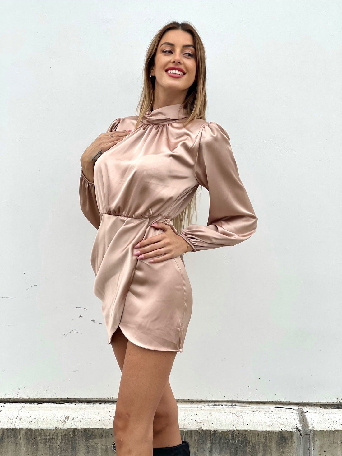 Abito beige in raso