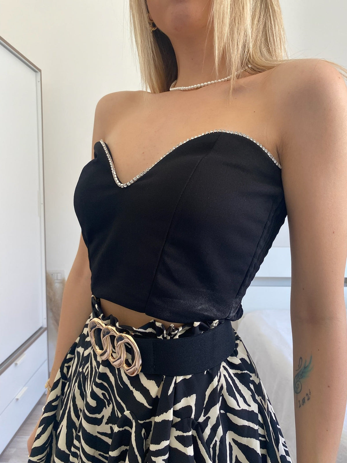 Top scollo a cuore con strass nero