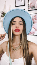 Cappello celeste con catena