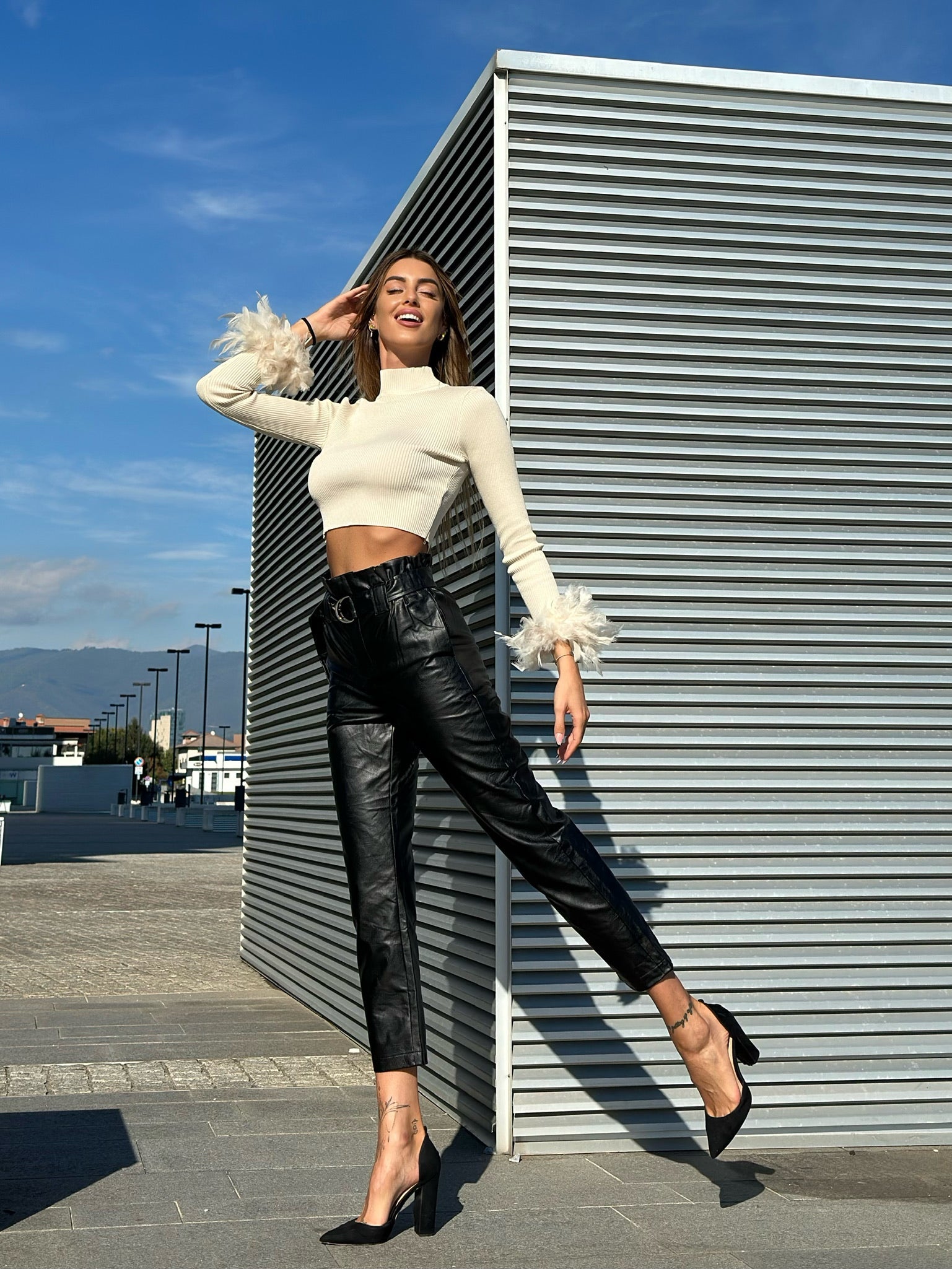 Pantalone in ecopelle con cintura