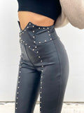 Pantalone in ecopelle con borchie