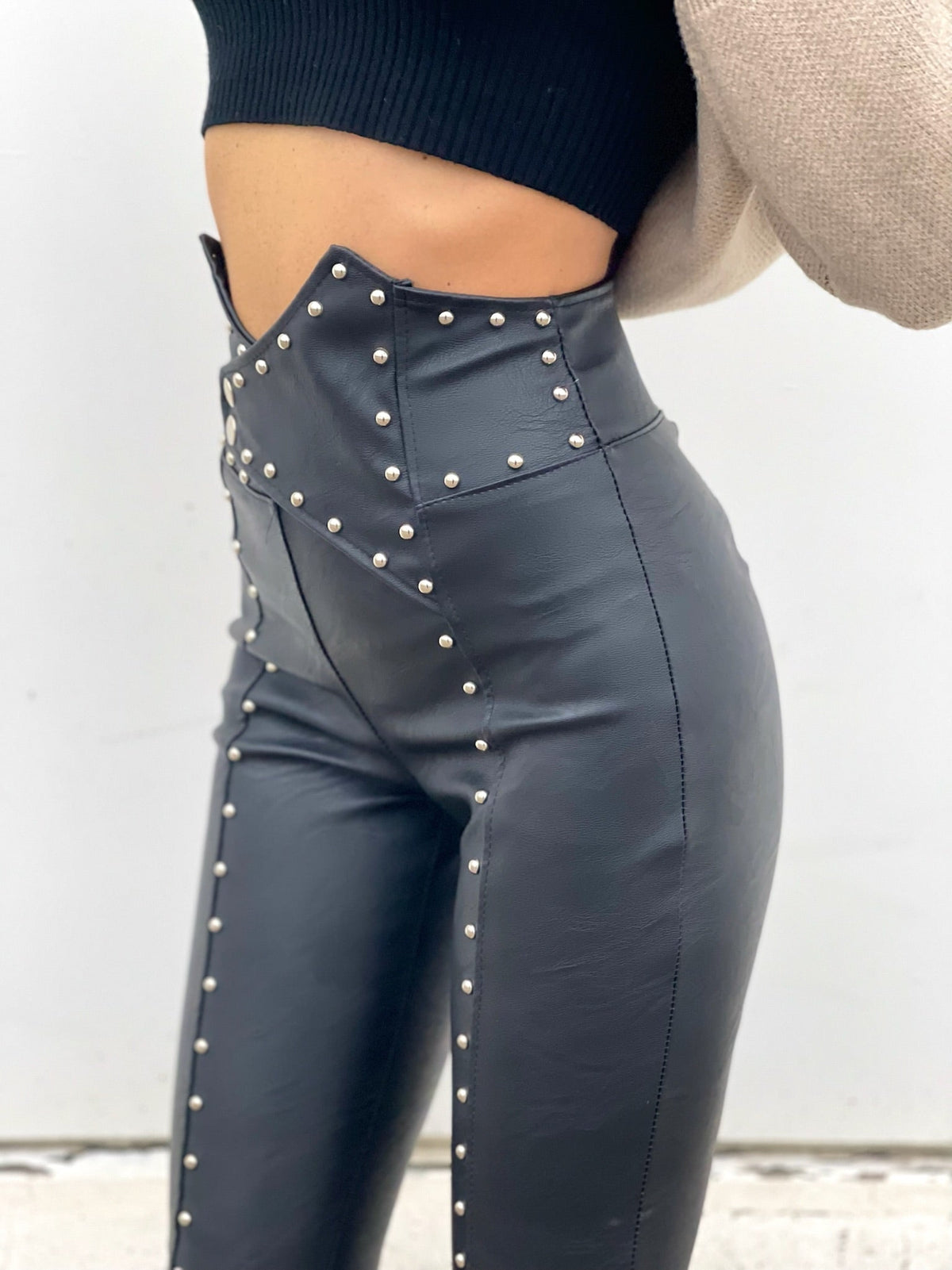 Pantalone in ecopelle con borchie