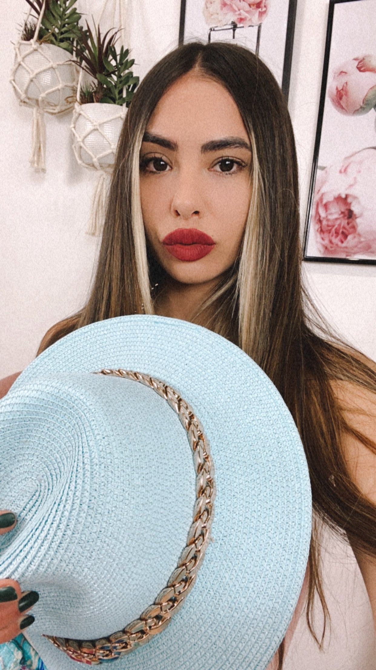 Cappello celeste con catena in paglia