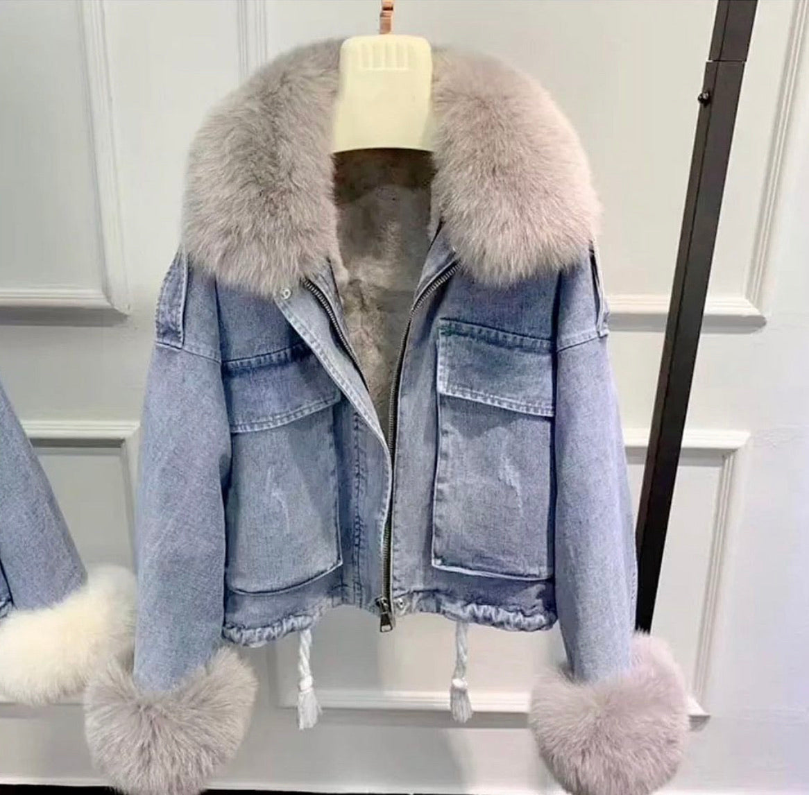 Giaccone di jeans con eco-pelliccia grigio.