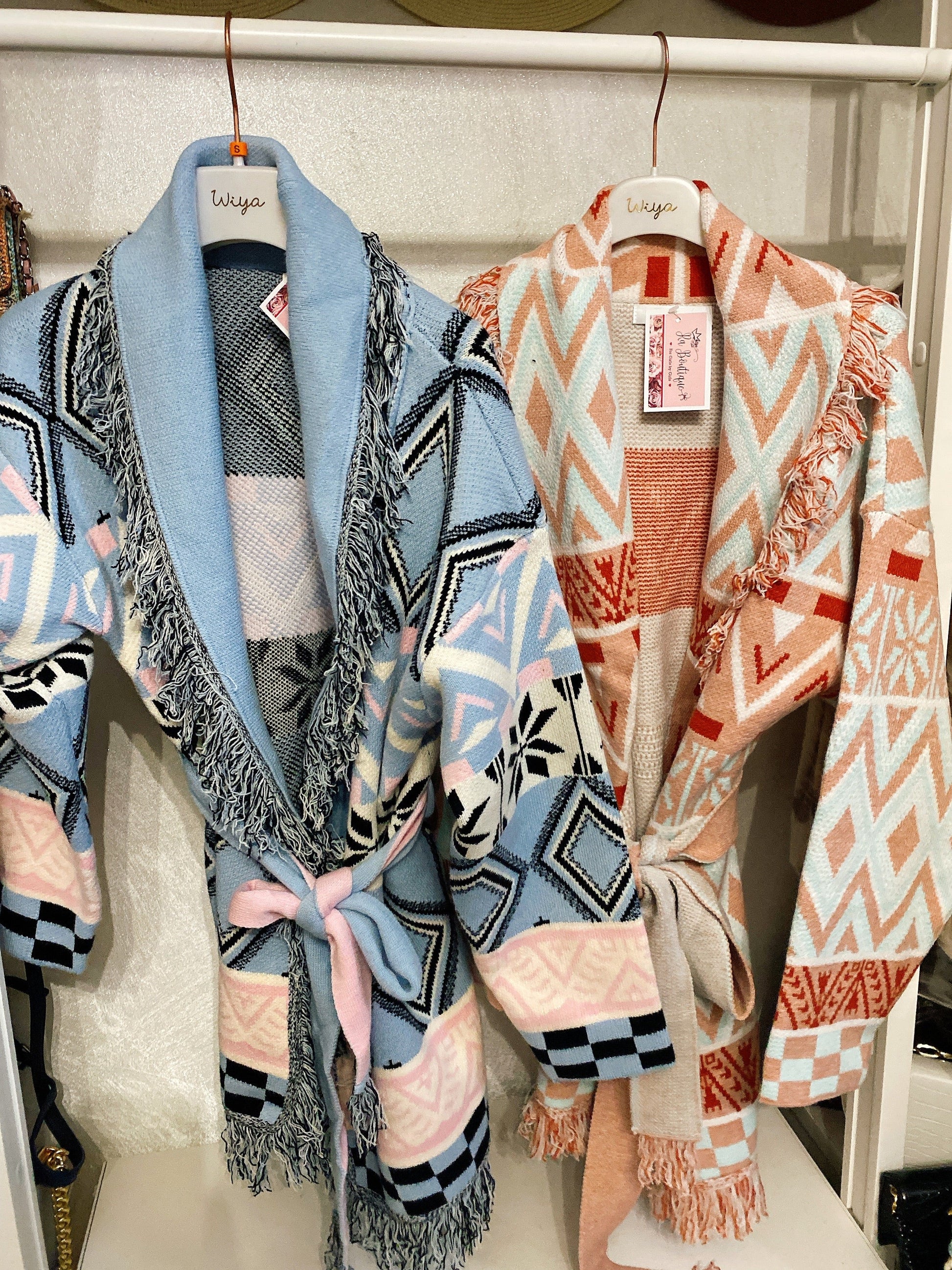 Cardigan frange e cinta celeste
