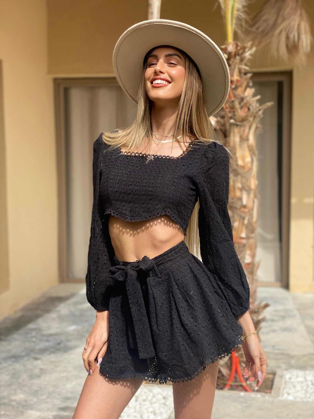 Completo in pizzo San Gallo nero