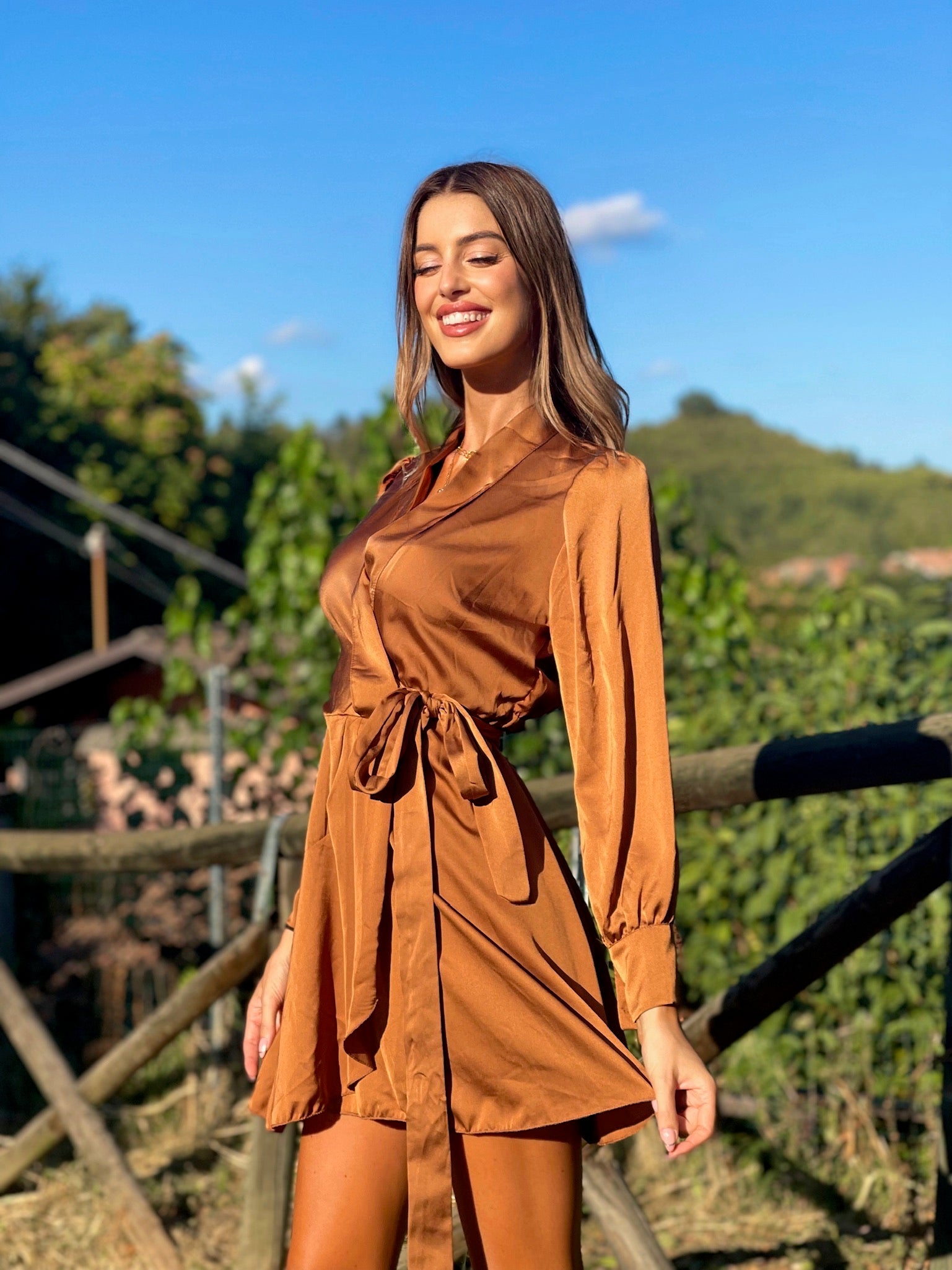 Abito in raso camel