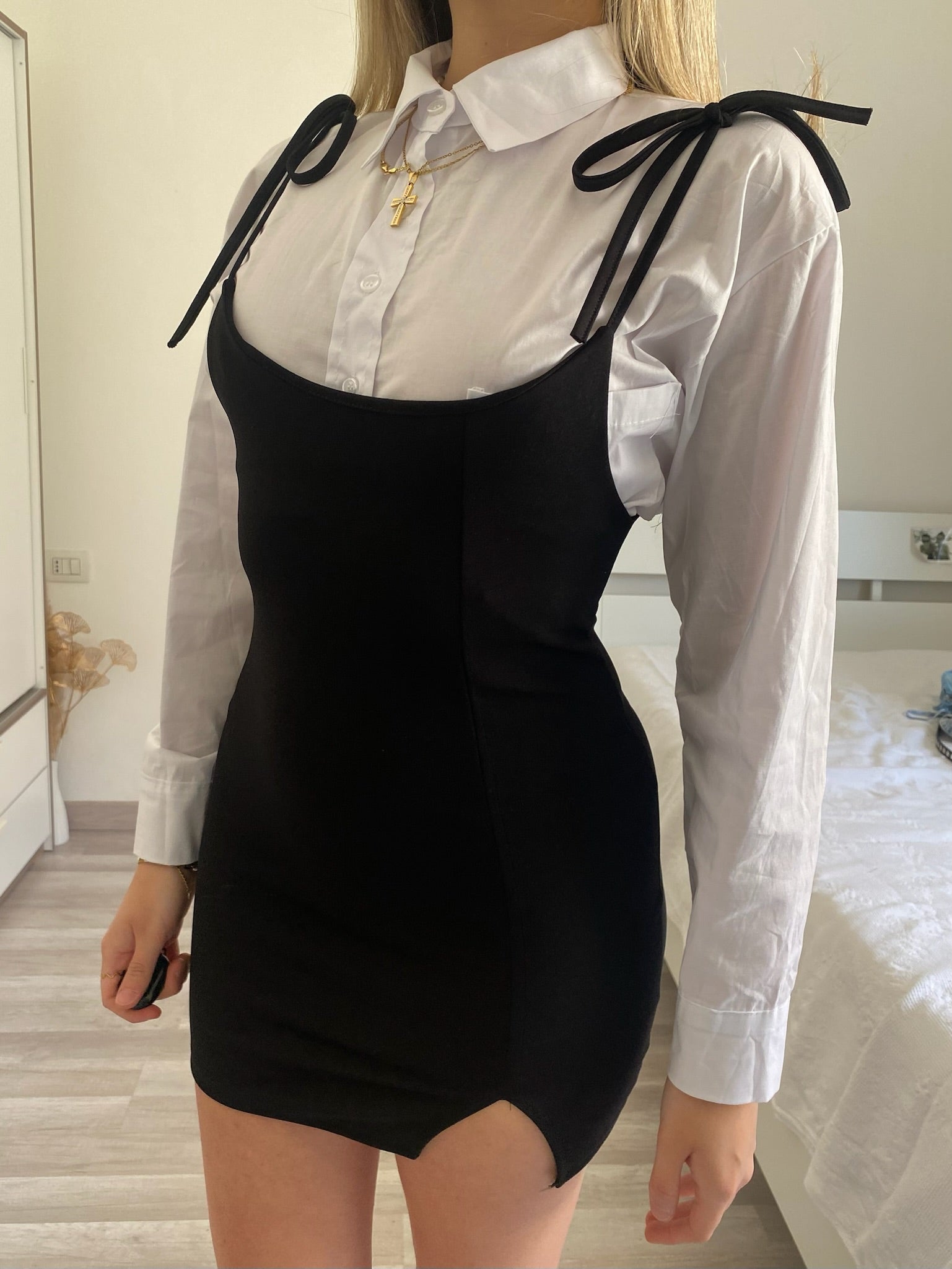 Abito nero con fiocchetti