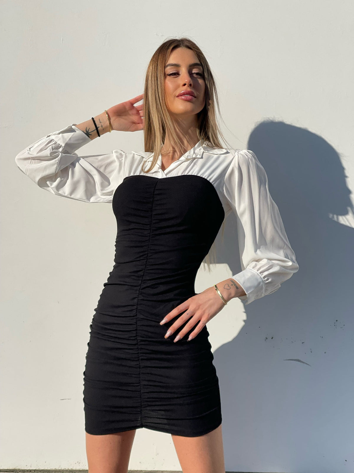 Abito arricciato nero con camicia