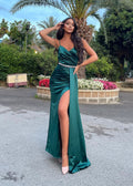 Abito in raso verde bottiglia con drappeggio