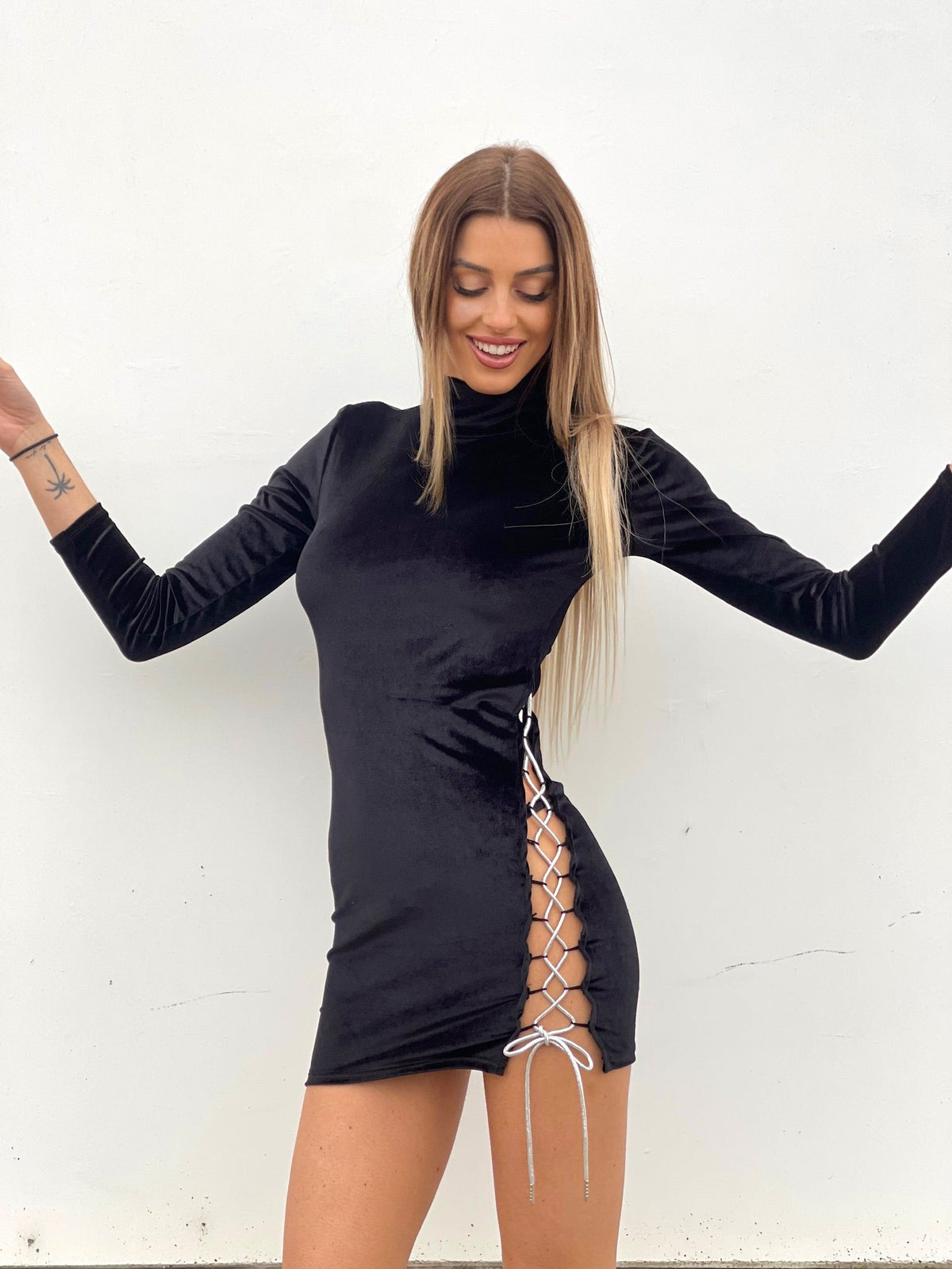 Abito velvet nero con stringhe