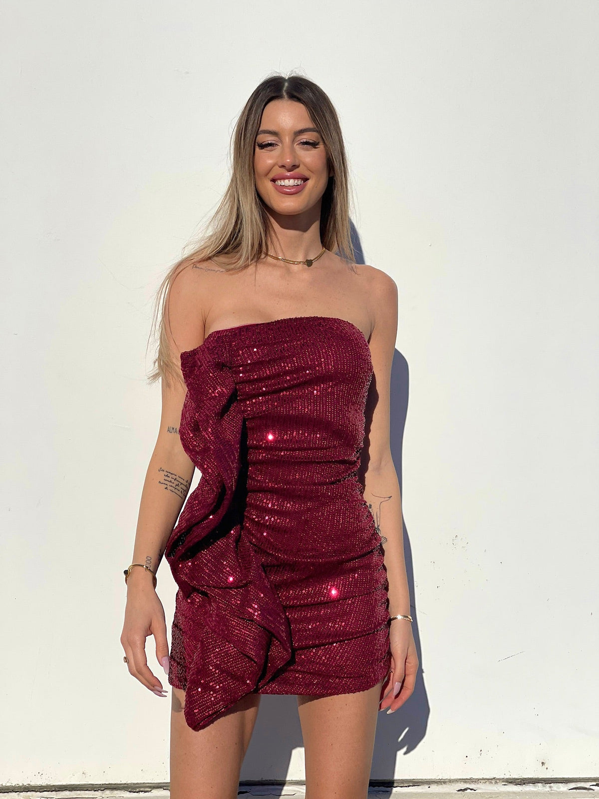 Abito Bordeaux con paillettes e maxi Rouches