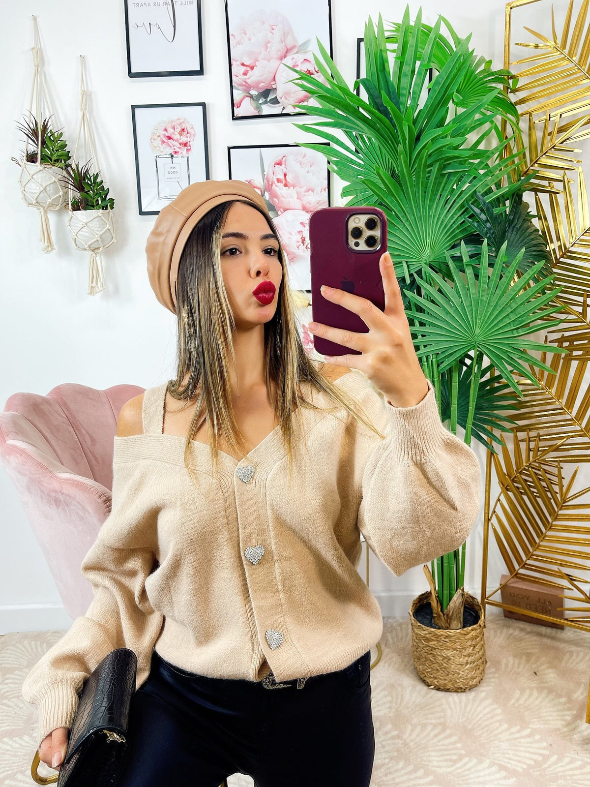 Cardigan con bottoni gioiello e spalle scoperte beige