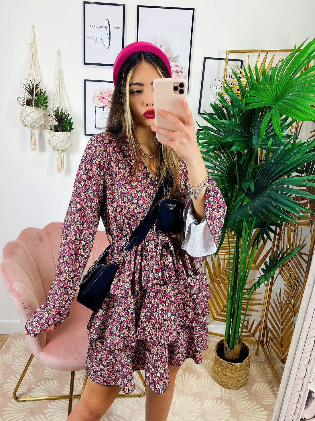 Abito a fiori con balze dettagli fucsia