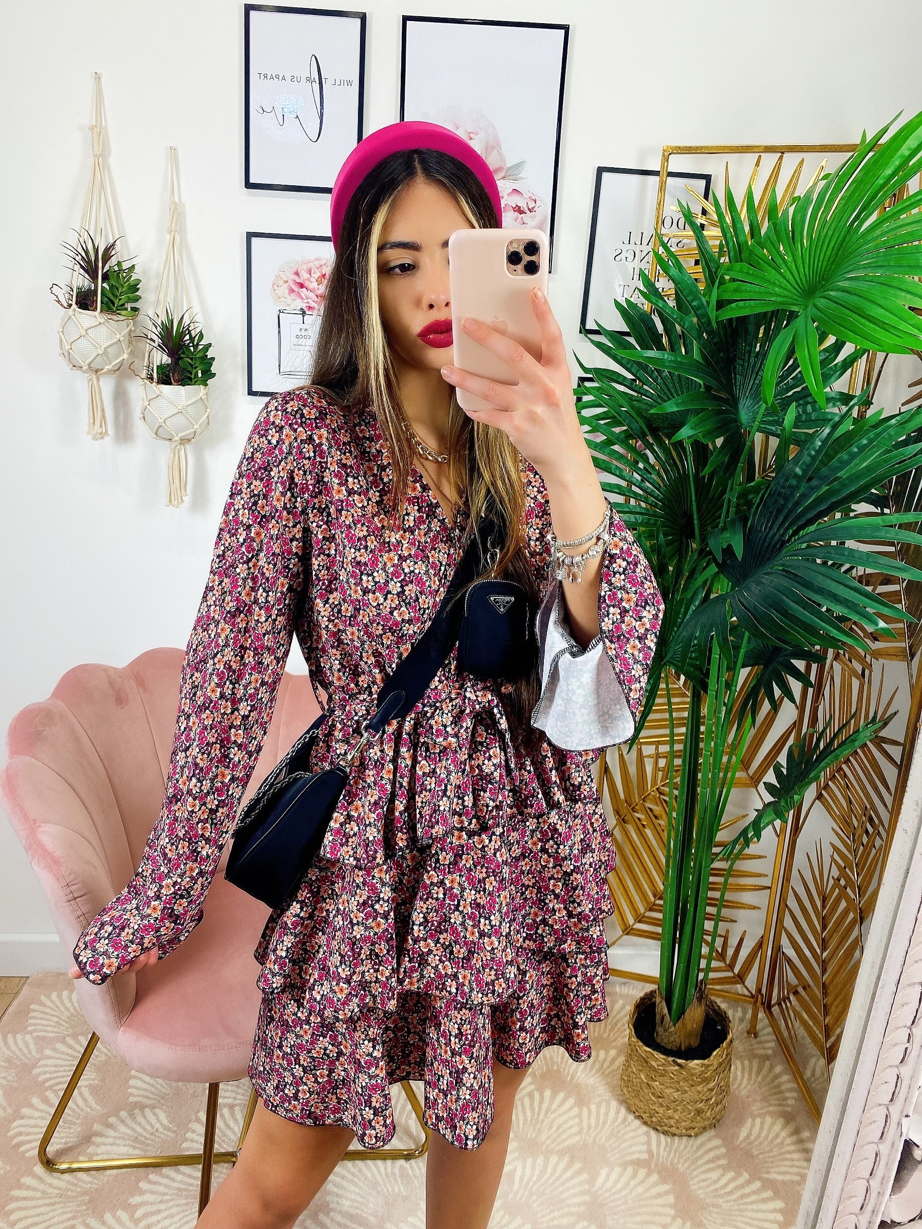 Abito a fiori con balze dettagli fucsia
