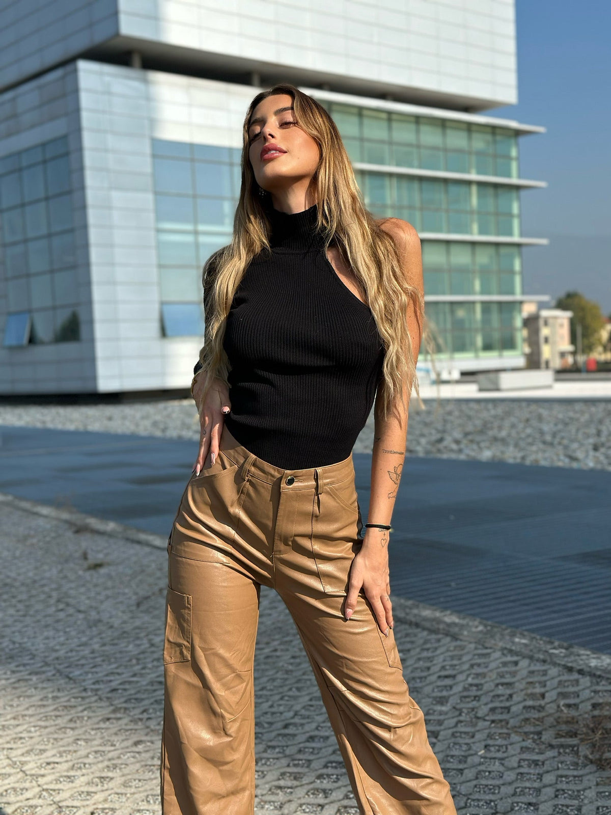 Top monospalla nero