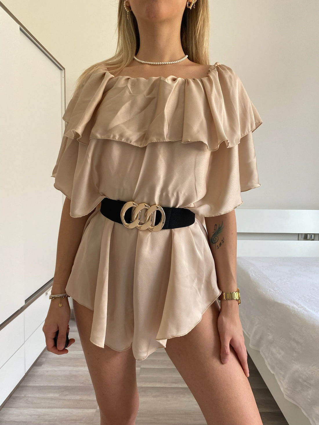 Tutina beige scollo a barchetta e balze
