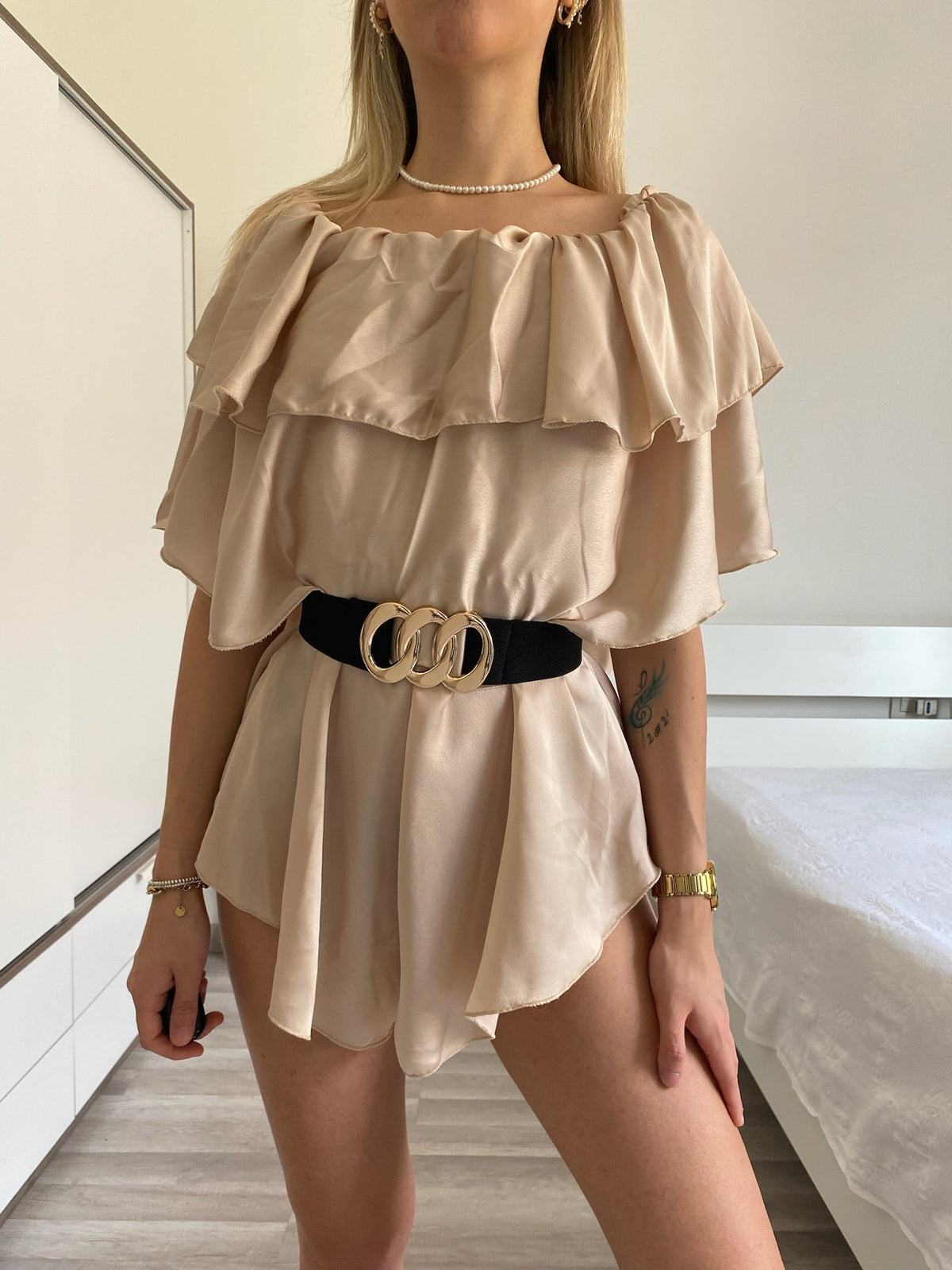 Tutina beige scollo a barchetta e balze