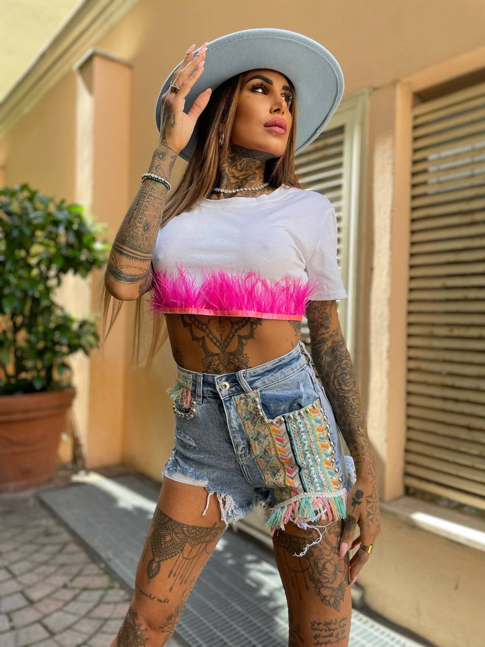 T-shirt crop piume Fuxia