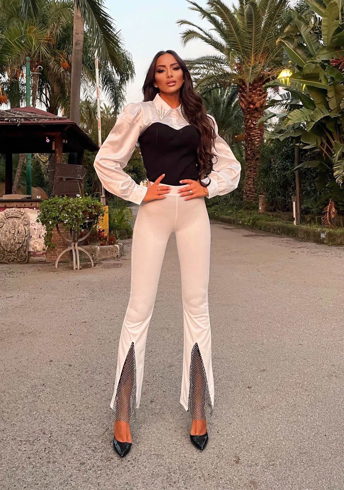 Pantaloni a zampa con strass bianco