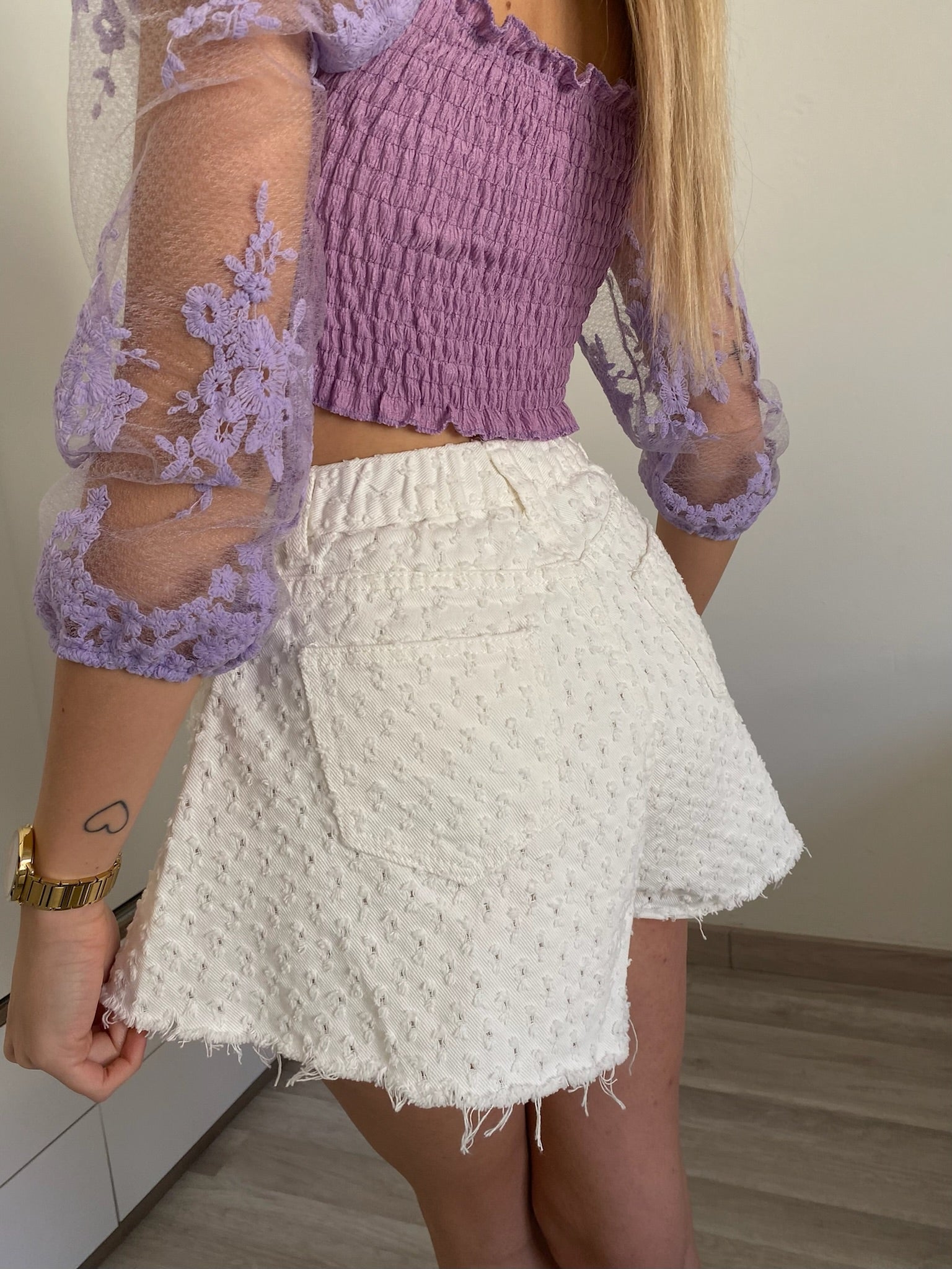 Short bianco a farfalla con strappini